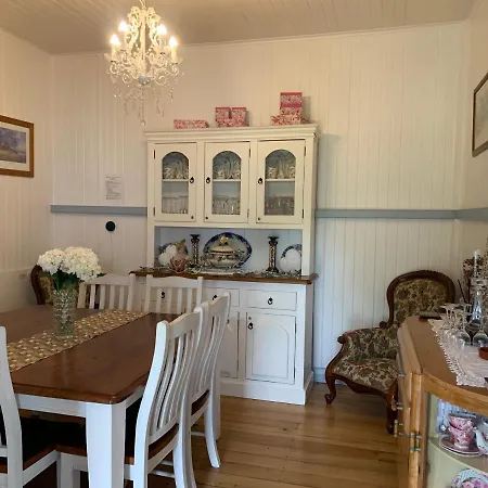 Cherry Blossom Cottage-With Country Charm And Spa-3